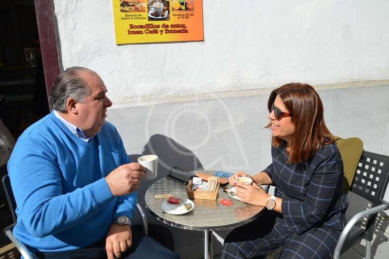 Desayuno en la calle de la vicealcaldesa Carmen Hernández y el concejal centrista Juan Martel (Foto TA)